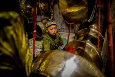 Cava çocukları Endonezya, Klaten 'de Cava gamelan müziği icra ediyorlar. Gamelan gong oynayan Cava 'lı çocuk.