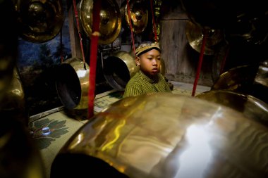 Cava çocukları Endonezya, Klaten 'de Cava gamelan müziği icra ediyorlar. Gamelan gong oynayan Cava 'lı çocuk.