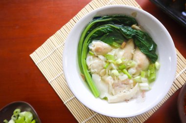 Wonton çorbası. Bir kase acı biberli wonton çorbası. Hardallı karides ya da köfte çorbası, yeşil soğan.,