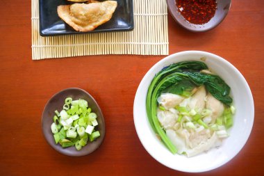 Wonton çorbası. Bir kase acı biberli wonton çorbası. Hardallı karides ya da köfte çorbası, yeşil soğan.,