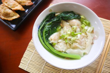Wonton çorbası. Bir kase acı biberli wonton çorbası. Hardallı karides ya da köfte çorbası, yeşil soğan.,