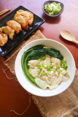 Wonton çorbası. Bir kase acı biberli wonton çorbası. Hardallı karides ya da köfte çorbası, yeşil soğan.,