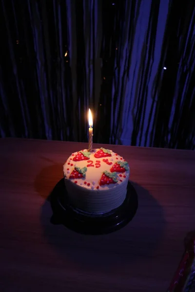 Pastel Cumpleaños Con Aspersiones Fresa Una Vela Sobre Fondo Azul —  Fotos de Stock