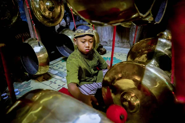 Cava çocukları Endonezya, Klaten 'de Cava gamelan müziği icra ediyorlar. Gamelan gong oynayan Cava 'lı çocuk.