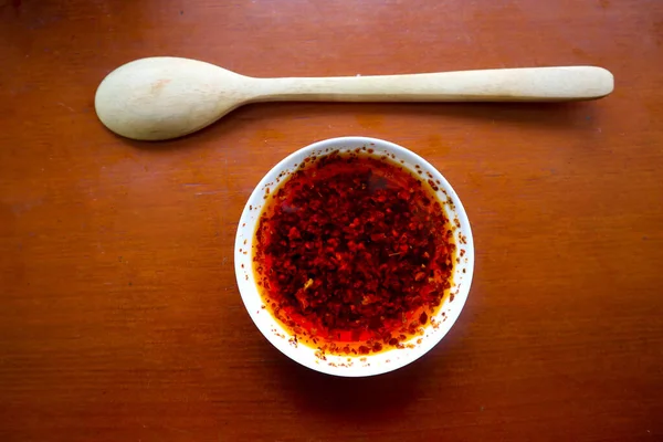 辣椒油放在桌上的玻璃石板上的自制辣椒油 — 图库照片