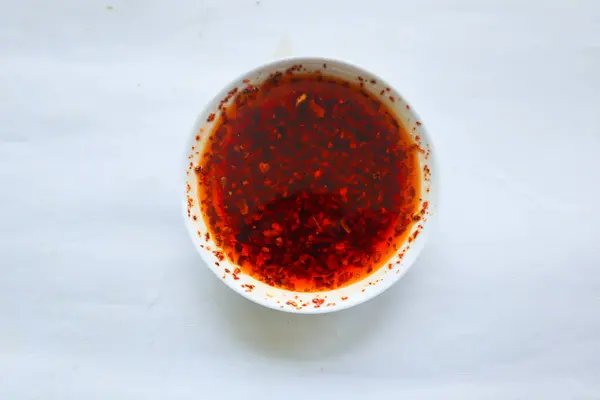 Chiliöl Hausgemachtes Chiliöl Einem Glasliitenteller Auf Dem Tisch — Stockfoto