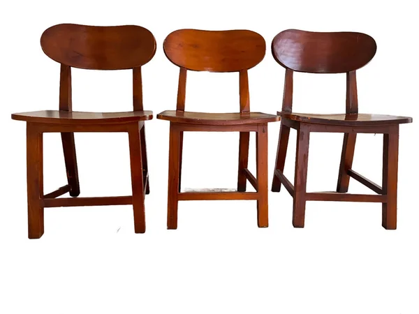 Trzy Drewniane Krzesła Białym Tle Biurze Lub Pokoju Proste Minimalistyczne — Zdjęcie stockowe