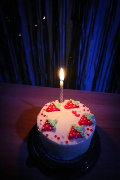 Tort Urodzinowy Posypką Truskawki Jedną Świeczkę Niebieskim Tle — Zdjęcie stockowe