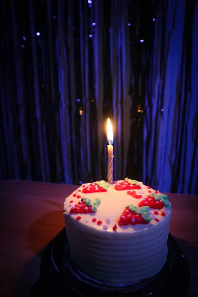 生日蛋糕 带有草莓和一支蓝色背景的蜡烛 — 图库照片