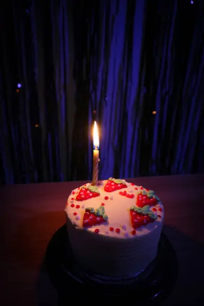 Праздничный Торт Клубничной Крошкой Одной Свечой Голубом Фоне — стоковое фото