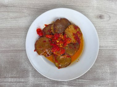 Sambal Jengkol veya Jering veya Jariang, veya köpek meyvesi sosu, Archidendron pauciflorum, A. jiringa. Java ve Sumatra 'dan geleneksel yemekler. Meyve kızartıldı ve baharatlı sosla servis edildi.