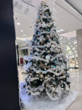 Minyatür Noel ağacı, mumlar ve çam kozalakları Noel dükkanında tahta tahtada.