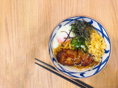 Udon bifteği ya da Niku Udon, Udon Noodles in Hot Soup, dilimlenmiş sığır eti, nori, ve yarısı pişmiş tamago yumurtası bir kasede servis edilir.