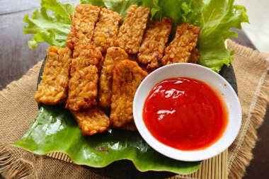 Tempeh, Tempe Goreng veya Fried Tempeh, mayalanmış soya tohumlarından yapılan geleneksel Endonezya yemeğidir. Sambal (kırmızı biber sosu) ile, masada servis edilir, mendoan