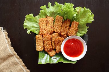 Tempeh, Tempe Goreng veya Fried Tempeh, mayalanmış soya tohumlarından yapılan geleneksel Endonezya yemeğidir. Sambal (kırmızı biber sosu) ile, masada servis edilir, mendoan
