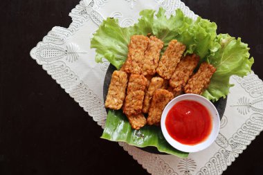 Tempeh, Tempe Goreng veya Fried Tempeh, mayalanmış soya tohumlarından yapılan geleneksel Endonezya yemeğidir. Sambal (kırmızı biber sosu) ile, masada servis edilir, mendoan