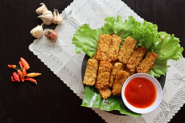 Tempeh, Tempe Goreng veya Fried Tempeh, mayalanmış soya tohumlarından yapılan geleneksel Endonezya yemeğidir. Sambal (kırmızı biber sosu) ile, masada servis edilir, mendoan