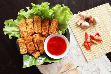 Tempeh, Tempe Goreng veya Fried Tempeh, mayalanmış soya tohumlarından yapılan geleneksel Endonezya yemeğidir. Sambal (kırmızı biber sosu) ile, masada servis edilir, mendoan