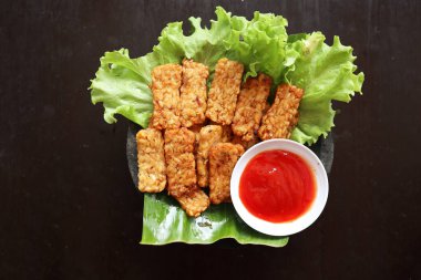 Tempeh, Tempe Goreng veya Fried Tempeh, mayalanmış soya tohumlarından yapılan geleneksel Endonezya yemeğidir. Sambal (kırmızı biber sosu) ile, masada servis edilir, mendoan