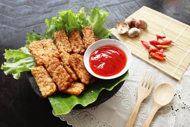 Tempeh, Tempe Goreng veya Fried Tempeh, mayalanmış soya tohumlarından yapılan geleneksel Endonezya yemeğidir. Sambal (kırmızı biber sosu) ile, masada servis edilir, mendoan