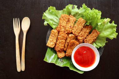 Tempeh, Tempe Goreng veya Fried Tempeh, mayalanmış soya tohumlarından yapılan geleneksel Endonezya yemeğidir. Sambal (kırmızı biber sosu) ile, masada servis edilir, mendoan