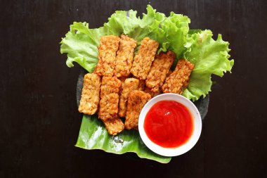 Tempeh, Tempe Goreng veya Fried Tempeh, mayalanmış soya tohumlarından yapılan geleneksel Endonezya yemeğidir. Sambal (kırmızı biber sosu) ile, masada servis edilir, mendoan