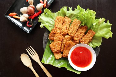 Tempeh, Tempe Goreng veya Fried Tempeh, mayalanmış soya tohumlarından yapılan geleneksel Endonezya yemeğidir. Sambal (kırmızı biber sosu) ile, masada servis edilir, mendoan
