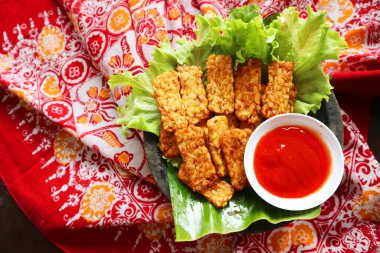 Tempeh, Tempe Goreng veya Fried Tempeh, mayalanmış soya tohumlarından yapılan geleneksel Endonezya yemeğidir. Sambal (kırmızı biber sosu) ile, masada servis edilir, mendoan