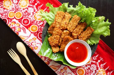 Tempeh, Tempe Goreng veya Fried Tempeh, mayalanmış soya tohumlarından yapılan geleneksel Endonezya yemeğidir. Sambal (kırmızı biber sosu) ile, masada servis edilir, mendoan