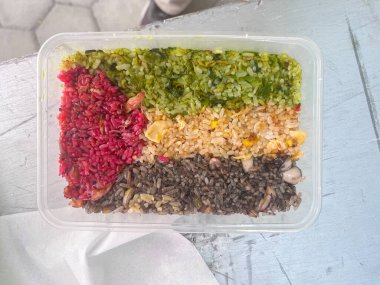 Beslenme çantası: Üç renkli kızarmış pilav, baharatlı kızarmış pilav, kalamar soslu siyah pilav, yeşil biberli pilav, kızarmış pilav.