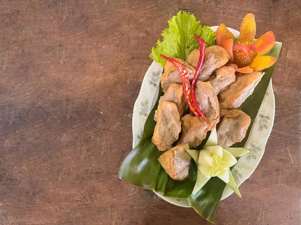 Tahu Bakso ya da tofu köftesi, Endonezya 'da geleneksel olarak tofu ve biftekten yapılan bir çerez. Masada servis edilir