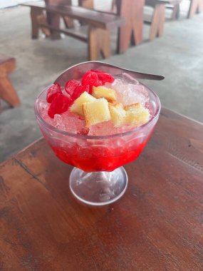 es campur ya da karışık buz Endonezya meyveli kokteyl, buzlu, buzlu, konsantre süt, meyve, beyaz ekmek ve şurupla karıştırılmış. Ramazan ayında popüler bir taarruzdur (oruç tutmak için iştah açıcıdır)..