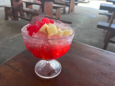 es campur ya da karışık buz Endonezya meyveli kokteyl, buzlu, buzlu, konsantre süt, meyve, beyaz ekmek ve şurupla karıştırılmış. Ramazan ayında popüler bir taarruzdur (oruç tutmak için iştah açıcıdır)..