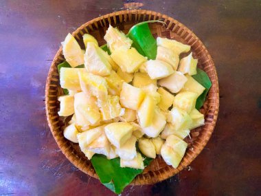 Bambu tabağında servis edilen haşlanmış manyok ya da haşlanmış manyok.