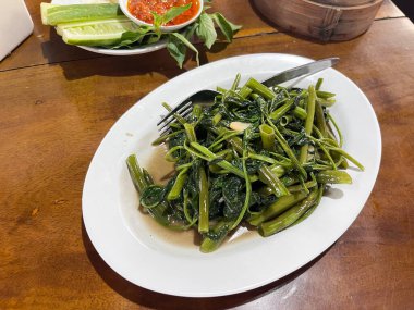 Cah kangkung ya da karıştırılmış su ıspanağı ya da masada servis edilen Tumis kangkung. Asya Endonezya yemekleri