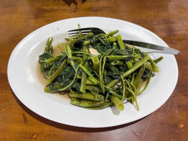 Cah kangkung ya da karıştırılmış su ıspanağı ya da masada servis edilen Tumis kangkung. Asya Endonezya yemekleri