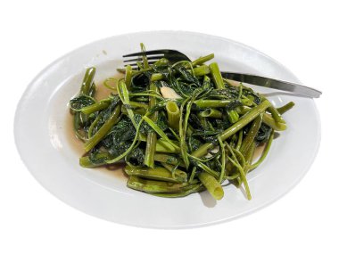 Cah kangkung ya da karışık su ıspanağı ya da beyaz arka planda izole edilmiş Tumis kangkung.