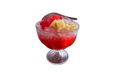 es campur ya da karışık buz Endonezya meyveli kokteyl, buzlu, buzlu, konsantre süt, meyve, beyaz ekmek ve şurupla karıştırılmış. beyaz arkaplanda izole