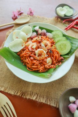 Mi Aceh, Mie Aceh veya Acehnese eriştesi, Aceh 'in tipik bir baharatlı şehriyesi; kalın sarı erişte, koyun eti, karides, dilimlenmiş kırmızı soğan, lezzetli ve baharatlı köri soslu salatalık..