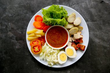 Gado-gado, sebze, patates, tempeh, tofu, havuç, domates, marul, yumurta, pirinç keki ve fıstık sosundan oluşan geleneksel bir Endonezya salatasıdır. Salata.
