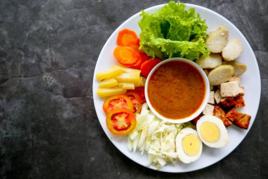 Gado-gado, sebze, patates, tempeh, tofu, havuç, domates, marul, yumurta, pirinç keki ve fıstık sosundan oluşan geleneksel bir Endonezya salatasıdır. Salata.