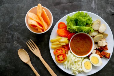 Gado-gado, sebze, patates, tempeh, tofu, havuç, domates, marul, yumurta, pirinç keki ve fıstık sosundan oluşan geleneksel bir Endonezya salatasıdır. Salata.