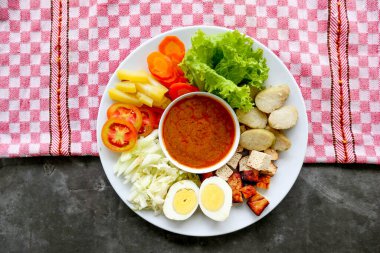 Gado-gado, sebze, patates, tempeh, tofu, havuç, domates, marul, yumurta, pirinç keki ve fıstık sosundan oluşan geleneksel bir Endonezya salatasıdır. Salata.