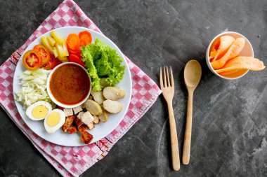 Gado-gado, sebze, patates, tempeh, tofu, havuç, domates, marul, yumurta, pirinç keki ve fıstık sosundan oluşan geleneksel bir Endonezya salatasıdır. Salata.