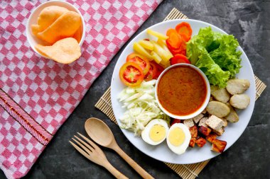 Gado-gado, sebze, patates, tempeh, tofu, havuç, domates, marul, yumurta, pirinç keki ve fıstık sosundan oluşan geleneksel bir Endonezya salatasıdır. Salata.
