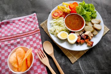Gado-gado, sebze, patates, tempeh, tofu, havuç, domates, marul, yumurta, pirinç keki ve fıstık sosundan oluşan geleneksel bir Endonezya salatasıdır. Salata.