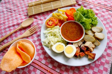 Gado-gado, sebze, patates, tempeh, tofu, havuç, domates, marul, yumurta, pirinç keki ve fıstık sosundan oluşan geleneksel bir Endonezya salatasıdır. Salata.
