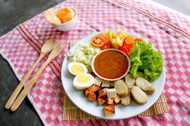 Gado-gado, sebze, patates, tempeh, tofu, havuç, domates, marul, yumurta, pirinç keki ve fıstık sosundan oluşan geleneksel bir Endonezya salatasıdır. Salata.