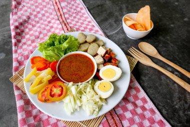 Gado-gado, sebze, patates, tempeh, tofu, havuç, domates, marul, yumurta, pirinç keki ve fıstık sosundan oluşan geleneksel bir Endonezya salatasıdır. Salata.