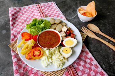 Gado-gado, sebze, patates, tempeh, tofu, havuç, domates, marul, yumurta, pirinç keki ve fıstık sosundan oluşan geleneksel bir Endonezya salatasıdır. Salata.